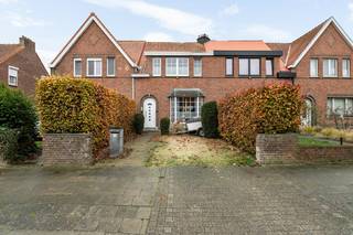 Deze centraal gelegen woning, in een rustige doodlopende straat, ligt op wandelafstand van het bruisende stadscentrum van Lier.<br /><br />Bij het binnenkomen word je verwelkomd in een gezellige, lichtrijke woonkamer met open keuken. Deze is uitgerust met alle nodige toestellen met name een Amerikaanse koelkast, combi-oven, Smeg vuur, spoelbak en vaatwasser. <br />Verder is er naast de keuken een praktische berging met aansluiting voor wasmachine en droogkast. Het gelijkvloers heeft tevens een apart toilet.<br /><br />De woning beschikt verder over 3 comfortabele slaapkamers (14m²/10m²/4m²) en een praktische badkamer.<br />De badkamer is voorzien van een bad, douche, handenwasser en toilet.<br /><br />Bijkomend is er een kelder (8m²) en een zolder (18m²) die perfect dienstdoet als extra opslagruimte.<br /><br />De aangename tuin met terras is Zuidwest gericht,  waar het aangenaam vertoeven is tijdens de zomermaanden.<br /><br />Tot slot heeft deze woning een privatieve oprit.<br /><br />Kortom, een aangename functionele woning op een toplocatie!<br /><br />Pluspunten:<br />+ Gunstige doch rustige ligging<br />+ 3 Slaapkamers<br />+ Open keuken<br />+ Zolder<br />+ Kelder<br />+ EPC label C<br />+ Leuke tuin<br />+ Privatieve oprit<br /><br />Interesse in deze centraal gelegen woning met leuke stadstuin? Neem dan contact op met VB Vastgoed via het nummer 03 337 50 70 of per mail via info@vbvastgoed.be.