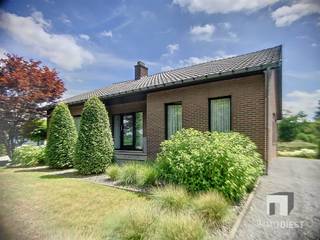 Instapklare gezinswoning met zuidgerichte tuin vlakbij centrum, scholen, zwembad, sportpark,... Ontdek deze charmante, gerenoveerde woning op een...