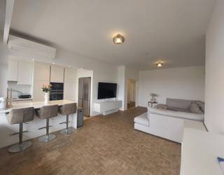Gerenoveerd appartement met 2 slpk en terras.Het appartement op de 4de verdieping is rustig gelegen en vlakbij scholen, openbaar vervoer, winkels (...