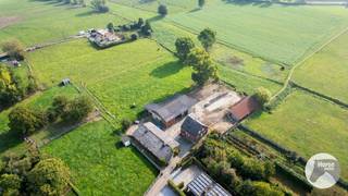 <br /><br />SINT-LIEVENS-HOUTEM - Landbouwbedrijf op een unieke locatie nabij het centrum van Sint-Lievens-Houtem<br /><br />Landbouwbedrijf op een ruim perceel van ca. 73 are, uitstekend gelegen nabij het centrum van Sint-Lievens-Houtem, met bijkomende mogelijkheden tot aankoop van omliggende landbouwgrond.<br /><br />Dit eigendom biedt een interessante combinatie van ruimte, ligging en toekomstpotentieel. Vandaag wordt het geheel gebruikt in het kader van de landbouw, maar dankzij de ligging nabij het centrum en de aanwezige bebouwing biedt het dossier ook mogelijkheden voor wie op zoek is naar een eigendom met toekomstvisie en ontwikkelingspotentieel.<br /><br />Het perceel heeft een oppervlakte van ongeveer 73 are en beschikt over verschillende bijgebouwen die momenteel een landbouwfunctie hebben. Voor de toekomst kan, mits het doorlopen van de nodige stedenbouwkundige procedures en goedkeuringen, worden onderzocht of een functiewijziging mogelijk is. Hierbij kan onder meer gedacht worden aan ontharding en gedeeltelijke afbraak van de bestaande bijgebouwen, waardoor ruimte ontstaat voor een meer aangepaste invulling van het terrein.<br /><br />Een bijkomende troef is de mogelijkheid om extra landbouwgrond aan te kopen, wat het geheel bijzonder interessant maakt voor landbouwers of kandidaat-kopers die op zoek zijn naar een ruim eigendom met uitbreidingsmogelijkheden.<br /><br />Bij verdere vragen, aarzel niet om ons te contacteren: 053/60.65.66<br /><br />De vermelde prijs is een richtprijs. Na ontvangst van de biedingen zal de verkoper beslissen of hij/zij de eigendom verkoopt aan het beste bod. De richtprijs is aldus niet bindend voor de verkoper. Voor meer info kunt u ons contacteren of het reglement raadplegen op onze website.