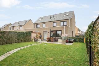 Deze moderne nieuwbouwwoning met aparte garagebox wordt verkocht onder registratierechten en is gelegen in een leuke, nieuwe woonwijk te Meulebeke,...