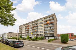 <p>Ontdek dit volledig lichtrijk gerenoveerd hoekappartement op de 4de verdieping, centraal gelegen en instapklaar. <br />De ligging is ideaal, vlakbij A12,E19 en het openbaar vervoer waardoor u snel in Antwerpen, Brussel en andere steden bent.Op loopafstand vindt u diverse winkels,supermarkten, restaurants en cafés.<br />Het betreft een ruim appartement met een oppervlakte van 135 m2 in een goed onderhouden gebouw en bereikbaar via trap of lift.<br />Vanuit de inkomhal op parket komen we in de lichte woonkamer eveneens op parket met aansluitend een terras van 13m2. Volledig vernieuwde keuken met inductievuur, combi-oven, koelkast , vaatwas en voorziening voor wasmachine.<br />Via de hal toegang tot maar liefst 4 slaapkamers en badkamer.<br />Verder nog een kelderberging.<br />Garage met sectionale poort verplicht bij aan te kopen voor 25.000 euro.<br />Elektriciteit is conform,<br />Epc label D: 314 kwh/m2 jaar , <br />Asbestveilig<br />De maandelijkse algemene kosten bedragen 333 euro/ maand. Dit is inclusief verwarming en verbruik water, kosten syndicus en aandeel kosten in de gemene delen</p>