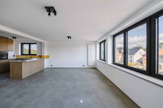 <p><span>Op zoek naar een prachtig appartement te koop nabij het centrum Sint-Niklaas? Ontdek dan zeker dit tot in de puntjes gerenoveerd appartement!</span></p><p><span> </span></p><p><span>Enkele troeven op een rij:</span></p><p><span>- Kwalitatieve en duurzame renovatie in 2025</span></p><p><span>- Prachtige materialen: parket, mortex, eiken kasten,... </span></p><p><span>- Zeer lage gemeenschapelijke kosten </span></p><p><span>- Goede locatie nabij het centrum van Sint-Niklaas</span></p><p><span>- Gemeenschappelijke tuin</span></p><p><span> </span></p><p><span>Het appartement is gelegen op de gelijkvloerse verdieping van een residentie die op dit moment volledig gerenoveerd wordt. De foto's zijn enkele beelden van een gelijkaardig appartement van dezelfde ontwikkelaar en zullen met dezelfde materialen en afwerkingsgraad uitgevoerd worden.</span></p><p><span> </span></p><p><span>Zo ziet het appartement eruit: </span></p><p><span>Leefruimte voorzien van grote raampartijen en open keuken in eik voorzien van alle toestellen (vaatwasser, oven, inductie kookplaat met geïntegreerde dampkap, diepvries,...). Toegang tot een ruime privetieve tuin met terras (33m²).</span></p><p><span>Voorzien verder beschikt het appartement over twee volwaardige slaapkamers (11m² en 18m²). Badkamer afgewerkt in mortex met inloopdouche, toilet en lavabo. Aparte berging (met aansluiting wasmachine). </span></p><p><span> </span></p><p><span>Het gebouw is recent voorzien van een nieuw dak, nieuwe ramen en gevelisolatie waardoor het appartement over een uitstekend energielabel (B) beschikt. Het gebouw is dus volledig futureproof! </span></p><p><span>Bovendien werd het appartement volledig gestript (incl. nieuwe leidingen, elektriciteit). U koopt dus het comfort van een nieuwbouwappartement maar onder registratierechten! </span></p><p><span> </span></p><p><span>Achteraan de residentie wordt een gemeenschappelijke tuin aangelegd. </span></p><p><span> </span></p><p><span>Mogelijkheid tot aankoop van een ruime garagebox voorzien van automatische poort (€ 25.000). </span></p><p><span> </span></p><p><span> </span></p><p><span> </span></p>