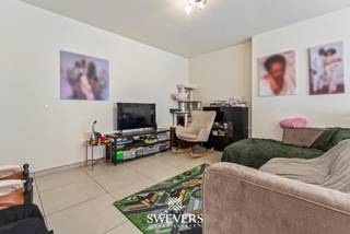 Voor meer info en foto’s, surf naar www.swevers.be<br /> – Dit instapklare gelijkvloers appartement in de Sint-Corneliusstraat 41 bus 2 in Hasselt combineert een bijzonder centrale ligging met een aangename rust. U woont hier op wandelafstand van winkels, restaurants en ontspanning, met openbaar vervoer op 300 meter, scholen op 350 meter en een vlotte verbinding naar de snelweg op ongeveer 3 kilometer. Het appartement bevindt zich in een gebouw met lift, oorspronkelijk gebouwd in 1960 en grondig gerenoveerd in 2015. Daarbij werden onder meer de keuken, badkamer, vloeren, elektriciteit en gasketel vernieuwd.<br /><br />Met een bewoonbare oppervlakte van 94 m² geniet u van een praktische indeling met een leefruimte van 25 m² als centraal punt. Aansluitend vindt u de open keuken van 8,5 m², functioneel ingericht en mooi verbonden met de leefruimte. Verder zijn er twee volwaardige slaapkamers van 14 m² en 14,8 m², die u flexibel kan invullen als slaap-, werk- of hobbyruimte. Ook de badkamer werd vernieuwd en sluit perfect aan bij het verzorgde geheel.<br /><br />Een extra troef is de ruime kelderberging van 16 m², ideaal voor extra stockage. Daarnaast zorgen recente elektrische rolluiken voor meer comfort en privacy. Ook de conforme elektriciteit biedt extra zekerheid. Dit appartement is dan ook een sterke keuze voor wie rustig en centraal wil wonen in een verzorgd en praktisch geheel. Voor meer informatie, bel 011 255 155. Bron bewoonbare oppervlakte: EPC – verslag.