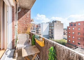 Magnifique « pied-à-terre » à vendre dans la résidence « Alicante » à Koksijde.<br /><br />Ce studio exposé au soleil est situé au 2e étage. Ce bien unique bénéficie d'un emplacement idéal, la mer et les magnifiques dunes de Schipgat se trouvant juste au coin de la rue. Le centre-ville animé, avec ses nombreux magasins et restaurants, est accessible à pied. Depuis le salon lumineux, vous avez un accès direct à la petite terrasse ensoleillée.<br /><br />Le studio est disivé comme suit : pièce à vivre lumineuse avec cuisine ouverte et équipée | petite terrasse ensoleillée | salle de bains avec douche, lavabo encastré et toilette.<br /><br />La façade de la résidence a été entièrement rénovée récemment. Un local à vélos facilement accessible est disponible dans le bâtiment.<br /><br />Vous recherchez une résidence secondaire à quelques pas de la mer et du centre de Koksijde ? Vous aimez profiter du soleil sur votre terrasse ? N'hésitez plus et contactez-nous pour une visite. Les visites sont possibles uniquement sur rendez-vous.