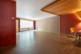 Dit uitzonderlijk ruime appartement bevindt zich op de eerste verdieping van het complex en kent een uiterst logische en comfortabele indeling...