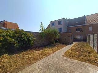 Ontdek deze volledig gerenoveerde woning (2017) in hartje Heist, waar comfort en duurzaamheid centraal staan. Gelegen op een toplocatie, vlakbij...