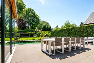 <p>Exclusief te koop bij Immo LEY - Bezoekweekend zaterdag 5 en zondag 6 september - Bod doen mogelijk vanaf € 765.000.</p>
<p><span>Ontdek een villa waar rust, verfijning en exclusief wooncomfort samenkomen op een absolute toplocatie in Schilde-Bergen. Een instapklare eigendom die u elke dag laat genieten van ruimte, licht en een uitzonderlijke tuinbeleving. Dankzij de doordachte renovaties, hoogwaardige afwerking en prachtige lichtinval is dit een woning waar u zonder compromissen kunt wonen en genieten. Een zeldzame combinatie van luxe, privacy en een uitstekende bereikbaarheid maakt van deze villa een unieke opportuniteit gelegen vooraan in Schilde.</span></p>