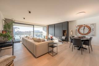 Residentie La Rive: <br />Magnifiek afgewerkte en lichtrijke appartement met een adembenemend zicht op het Zegemeer. Dankzij de zuidgerichte oriëntatie geniet u de hele dag van zon op het ruime terras, ideaal om volledig tot rust te komen.<br /><br />Binnenin ontdekt u een ruime, lichtrijke leefruimte met open keuken, afgewerkt met hoogwaardige materialen en uitgerust met alle moderne comfort. Het appartement beschikt over twee slaapkamers, waaronder een master bedroom met privéterras en een tweede slaapkamer met een uitklapbaar bed. Verder is er een stijlvolle badkamer, een privatieve kelder en de mogelijkheid tot aankoop van een garage in het gebouw.<br /><br />Een absolute toplocatie voor wie op zoek is naar luxe, ruimte en exclusiviteit in Knokke.