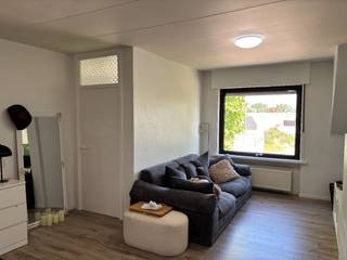 Dit appartement op de 2e verdieping is ideaal voor een jonge starter...Via de trap gaan we naar de 2e verdieping. We komen het appartement binnen in...