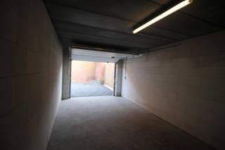 Afmetingen * breedte: 3,34m * lengte: 6,40 mGrote poort (breedte: 2,50 m, hoogte: 2,20 m).Buiten uitgerust met camera-bewaking.Elektriciteit kan...