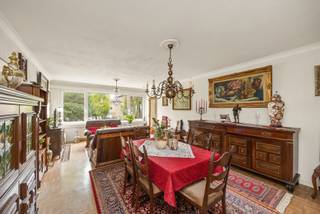 Op een centrale en goed bereikbare locatie bevindt zich dit ruime en bijzonder goed onderhouden appartement met twee slaapkamers en terras.

Via de trap bereik je het appartement op de eerste verdieping. De centrale inkomhal vormt de verbinding tussen de verschillende ruimtes.
Aan de achterzijde bevinden zich twee volwaardige slaapkamers, waarvan één rechtstreeks toegang biedt tot het gezellige terras. Centraal in het appartement ligt de badkamer, uitgerust met een douche in bad, alsook een apart toilet.

Aan de voorzijde bevindt zich de ruime leefruimte, waar voldoende plaats is voor zowel een gezellige zithoek als een volwaardige eetkamer. Aansluitend bevindt zich de keuken met een praktische bijkeuken, ideaal als extra berg- en voorraadruimte.

Het appartement werd doorheen de jaren zeer goed onderhouden. Hoewel het interieur op bepaalde vlakken wat opfrissing kan gebruiken, vormt het een uitstekende basis om volledig naar eigen smaak in te richten.

Op energetisch vlak werden reeds heel wat belangrijke investeringen uitgevoerd. Zo beschikt het appartement over een recente verwarmingsketel, werden de ramen vernieuwd in juli en werd ook het dak gerenoveerd. Deze energetische renovaties resulteren in een uitstekend EPC-label A, een belangrijke troef op het vlak van energiezuinigheid en wooncomfort.

Daarnaast geniet het appartement van lage gemeenschappelijke kosten, wat het geheel extra aantrekkelijk maakt.
Tot slot is er een privatieve garagebox aan te kopen voor € 25.000.

Een verzorgd en energiezuinig appartement met mooie volumes en heel wat potentieel, ideaal voor wie comfortabel en centraal wil wonen in Borsbeek.
