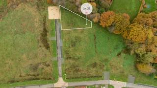 In onze nieuwe woonbuurt in Engsbergen bij Tessenderlo biedt Danneels in deze tweede verkoopfase nieuwe bouwgronden te koop aan. <br /><br />De perceelgrootte varieert van 312 m² tot 749 m² en alle bouwgronden worden aangeboden met vrije keuze van architect en bouwpartner(s). <br /><br />Tessenderlo is goed gelegen ten opzichte van Antwerpen, Turnhout en Hasselt en is een ideale woonlocatie voor wie op zoek is naar een betaalbare en toch goed bereikbare omgeving.<br /><br />Ook zorgt de nabijheid van het openbaar vervoer en de aansluiting met de E313 voor een vlotte verbinding naar Antwerpen en de E314. <br /><br />In deze familievriendelijke woonbuurt werd o.m. een groot aantal groenzones, een centraal park, meerdere speelzones en wadi’s voorzien. 