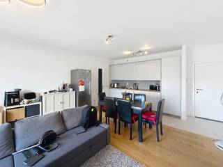 ANDERLECHT – In de wijk Prince de Liège en Scheut, in de nabijheid van het Scheutveldpark, diverse openbaarvervoersmogelijkheden en winkels, bevindt zich dit mooie appartement met 3 slaapkamers in een recent gebouw uit 2017, met een bewoonbare oppervlakte van ± 99 m², gelegen op de 3de verdieping. Het is als volgt ingedeeld: inkomhal met afzonderlijk toilet, berging met aansluiting voor wasmachine, woonkamer van ± 28 m² met toegang tot een groot L-vormig terras, volledig ingerichte open keuken (oven, kookplaten, dampkap, koelkast/diepvriezer, vaatwasser), nachthal, 3 slaapkamers (± 15 m², ± 12 m² en ± 9 m²), waarvan 2 met toegang tot het terras, badkamer (badkuip, lavabo, toilet), douchekamer (douche, lavabo) en kelder. Autostaanplaats inbegrepen in de huurprijs. Voorschot op de lasten: 70 €/maand (gemeenschappelijke kosten). EPC: C, 22 kg/(m²/jaar). Beschikbaar vanaf 01/11/2026. Oppervlakte en afmetingen worden uitsluitend ter informatie gegeven.