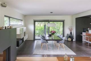 <p><span>Asper - </span><span>Uitzonderlijke villa op een perceel van 2.384 m² omgeven door groen</span></p><p><span> </span></p><p><span>Deze stijlvolle villa geniet van een uiterst rustige ligging in Asper, omringd door velden en groen. Op het ruime perceel vindt u een prachtige aangelegde tuin met zwembad. </span></p><p><span>De woning combineert een moderne uitstraling met een hoogwaardige afwerking. </span></p><p><span> </span></p><p><span>Troeven</span></p><ul><li><span>Ruime, open leefruimte met grote raampartijen, parket en open haard</span></li><li><span>Mooi aangelegde tuin met uitzicht over de velden in een rustige straat</span></li><li><span>Aanwezigheid 42 zonnepanelen met batterij</span></li><li><span>Ruime oprit met dubbele carport afgesloten met poort</span></li><li><span>N60 vlot bereikbaar om aan te sluiten met de E17</span></li><li><span>Volledige renovatie in 2012</span></li><li><span>Kwalitatieve keuken voorzien van alle comfort en inbouwtoestellen</span></li><li><span>3 volwaardige slaapkamers, 2 badkamers + ruime bureau </span></li><li><span>Gunstig EPC, elektriciteit conform en geen asbest aanwezig</span></li></ul><p><span> </span></p><p><span>Indeling:</span></p><p><span>Inkomhal met ingewerkte kast, grote technische berging/wasplaats, ruime bureau met ingewerkte kasten, apart toilet. </span></p><p><span>Via de hal komt u verder terecht in de ruime, open leefruimte met gezellige zithoek. Aan de eetkamer grenst de kwalitatieve keuken, voorzien van alle comfort en toestellen in notelaar hout. De leefruimte en eetkamer grenzen aan 2 gezellig overdekte terrassen omgeven door groen. </span></p><p><span>Op de verdieping zijn er 3 grote slaapkamers terug te vinden met ingewerkte kasten waarbij 1 slaapkamer voorzien is van een dressing. </span></p><p><span>Daarboven geniet de woning van 2 badkamers met ruime inloopdouche. The master badkamer is voorzien van natuursteen en een bijkomend vrijstaand bad en maatwerk. </span></p><p><span>De absolute troef van deze villa is de privatieve, prachtig aangelegde tuin. Achteraan grenst de tuin aan uitgestrekte weilanden, wat zorgt voor een vrij uitzicht en uniek gevoel van ruimte.</span></p><p><span>Een ideale woning voor wie houdt van natuur, privacy en een hoogwaardige buitenbeleving.</span></p><p><span> </span></p><p><span>Belangrijk: </span></p><p><span>Richtprijs: €1.095.000 </span></p><p><span>EPC: 104 kWh/(m² jaar)</span></p><p><span> </span></p><p><span>Neem contact op met Axel Lenaerts Makelaars voor een bezoek via <span>hannelore@axellenaerts.be</span></span><span> of 09/245 24 24</span></p><p><span> </span></p>
