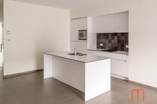 Bent u op zoek naar een ruim en modern appartement te huur in Bredene? Dit prachtig gelijkvloers appartement, gelegen aan de Spuikom, biedt een...