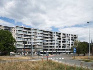 <strong>Ruim 3-slaapkamerappartement met zuidgericht terras en open zichten.</strong><br /><br />Op de vijfde verdieping bevindt zich dit ruime en lichtrijke appartement met een aangenaam open gevoel.<br /><br />Het appartement beschikt over drie volwaardige slaapkamers, waarvan één slaapkamer is voorzien van een eigen douchekamer en terras met uitzicht op groen en water. In de nachthal bevindt zich bovendien een tweede, volwaardige badkamer.<br /><br />De lichtrijke leefruimte sluit aan op een ruim, zuidgericht terras. Twee praktische bergingen in het appartement zorgen voor extra opbergruimte.<br /><br />Daarnaast beschikt het appartement over een private kelderberging en is er een gemeenschappelijke fietsenberging. Er is tevens de mogelijkheid om een ondergrondse autostaanplaats aan te kopen (€ 30.000).<br /><br />Met een EPC-label A geniet u hier bovendien van een energiezuinige en comfortabele woonomgeving.<br /><br />De ligging vormt een extra troef: vlot bereikbaar via de nabijgelegen invalswegen en uitstekend verbonden met de fietsostrade.