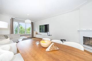 INFOS & VISITES : Vincent Decoster - 0498.79.19.14.MOLENBEEK, à proximité des espaces verts et dans une rue calme, appartement une chambre de ±63m²...