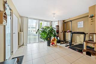 Roeselare : ruime lichtrijke duplexappartement met zolder voorzien van  2 slaapkamers en een groot zonneterras binnenin een woonerf. (opp 143 m²)Ben...