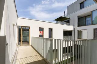 <p><span>Centraal gelegen in Haasdonk vind je dit instapklare en energiezuinige appartement op de 1ste verdieping.</span></p>
<p><span>De lichtrijke leefruimte sluit aan op de volledig geïnstalleerde open keuken en geniet van veel natuurlijke lichtinval.</span></p>
<p><span>Verder beschikt het appartement over een praktische wasberging, een apart toilet, 2 slaapkamers en een badkamer met douche en dubbele wastafel.</span></p>
<p><span>Een grote troef is het ruime, westgerichte terras, waar je heerlijk van de namiddag- en avondzon kunt genieten.</span></p>
<p><span>Daarnaast zijn er een ondergrondse autostaanplaats, een private kelderberging, een gemeenschappelijke tuin en fietsenberging aanwezig.</span></p>
<p><span>Een comfortabel 2-slaapkamerappartement met veel licht en een ruim terras, pal in het centrum van Haasdonk.</span></p>
<p><span>Wij leiden je graag rond!</span></p>