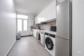 Contact: anastasia.s@weinvest.be | 02 315 77 22<br /><br />We Invest a le plaisir de vous présenter cet appartement niché au troisième étage d'une petite copropriété sans charges.<br />L'appartement bénéficie d'une situation stratégique grâce à la proximité avec le centre-ville, les commerces et les transports publiques (tram | métro | gare). <br /><br />Sur ±86m² habitable, l'appartement se compose comme suit: séjour/living, cuisine (±28m² &amp; 11m²), deux chambres à coucher, dont l'une particulièrement spacieuse (±16m² &amp; 12m²) et une salle de douche. <br /><br />Une parcelle de jardin complète ce bien.<br /><br />Compteurs individuels pour l'eau, le gaz et l'électricité. <br />Electricité conforme. <br />PEB E+ avec 213 kwh/(m² .an).