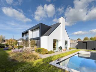 <p>Deze prachtige villa is voorzien van een riante inkomhall ingebouwde vestiaire, ruime en lichtrijke woonkamer met een gashaard, ingebouwde wijnkamer, aparte polyvalente ruimte, en een open luxe afgewerkte keuken, Lacanche fornuis, natuursteen, inloop koelkast, vacuummachine,... De woning beschikt beneden over een ruime slaapkamer met ensuite douchkamer. Is apart bereikbaar van buiten, dus kan ook dienst doen als praktijkruimte. De villa heeft ene fietsengarage en een parking voor ruim 3 wagens met een afgesloten poort. Op de eerste verdieping bevinden zich 2 ruime slaapkamers telkens met elk hun eigen douchekamer en een schitterende master bedroom met inbouwkasten en een ensuite badkamer. Op de overloop werd een ingebouwde bureelruimte voorzien. Er is nog een zolder aanwezig. Rondom de woning kan je genieten van een zonnige en mooie aangelegde tuin met terras en een verwarmd zwembad. De woning werd afgewerkt met hoog kwalitatieve materialen en is onder andere voorzien van domotica, zonnepanelen en een thuisbatterij. Een uniek pand voor wie van kwaliteit en luxe houdt.</p>