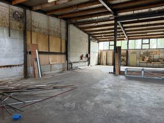 TE HUUR - BEDRIJFSHAL GENK<br /><br />Ruime bedrijfshal van 900m² met afgesloten kantoorruimte van 100m² - gelegen op een strategische locatie aan Woudstraat 15 - nu beschikbaar voor verhuur.<br /><br />Kenmerken:<br />-900m² aan functionele ruimte, ideaal voor productie, opslag, distributie, of andere bedrijfsactiviteiten.<br />-Sectionaalpoort<br />-Strategische ligging voor nationale en internationale distributie.<br />-Flexibele indeling voor diverse bedrijfsactiviteiten.<br />-Ruime parkeergelegenheid<br /><br />EXTRA:<br />* Goedkopere stroom d.m.v. eigen PV-installatie<br />* Mogelijkheid tot huren van buitenterrein (vraag naar voorwaarden).<br /><br />Voor meer info: info@jansenrealestate.be of 011/39 90 50.