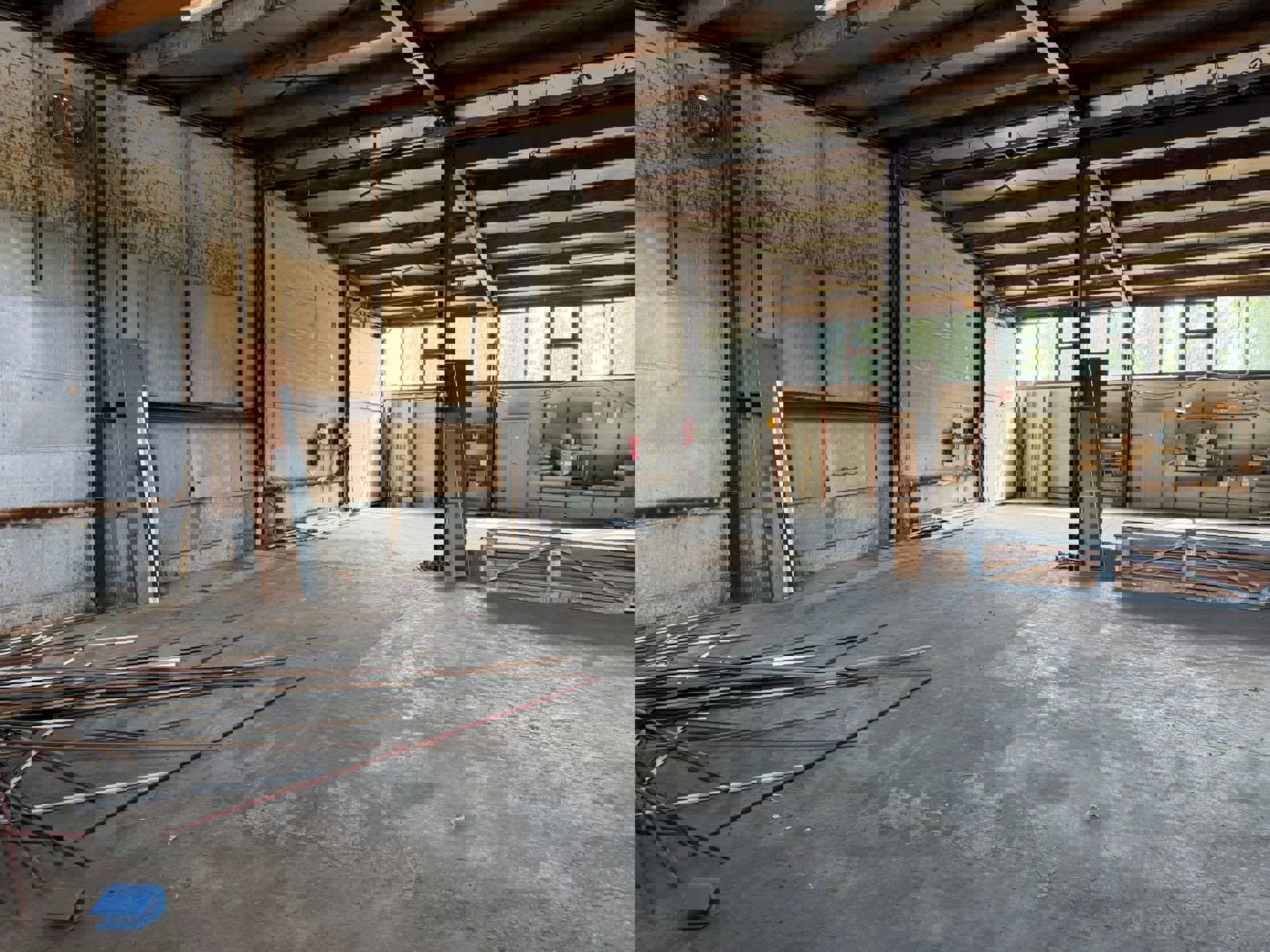 TE HUUR Genk - Bedrijfshal 900m²  + Kantoren 100m² - foto 3