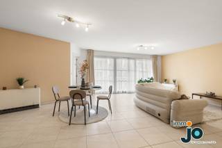 In deze jonge residentie vindt u op de eerste verdieping dit instapklare appartement. Met een enorme leefruimte, twee volwaardige slaapkamers en een terras is dit de ideale thuis voor wie ruimte en comfort in een bruisende omgeving zoekt.<br /><br />Bekijk de videorondleiding op het instagramkanaal: immo_jo_sold_by_jo<br />Vraag uw gratis schatting aan via www.jo.immo<br /><br />De royale woonkamer vormt samen met de open keuken een mooi geheel, perfect voor gezellige avonden of het ontvangen van vrienden en familie. Dankzij de grote raampartijen geniet u hier van veel natuurlijk licht en een directe connectie met het terras. Aansluitend bij de keuken is er ook nog een handige berging.<br /><br />Het appartement beschikt over twee volwaardige slaapkamers, met telkens voldoende plaats voor een dubbel bed en extra kasten. Ideaal voor starters of iemand met nood aan extra plaats.<br />Het terras, bereikbaar via de woonkamer, biedt een aangename plek om te genieten van de buitenlucht. Vanaf uw eerste kop koffie in de ochtend tot een gezellig diner in de avondzon.<br /><br />Het appartement is gelegen in een bruisende, gezellige omgeving in Oostende, vlakbij winkels en openbaar vervoer. Het centrum ligt vlakbij en is makkelijk te bereiken.<br /><br />Bent u op zoek naar een ruim en lichtrijk 2-slaapkamerappartement in Oostende? Ideaal voor starters of iemand met nood aan extra plaats.<br /><br />Aarzel dan niet en neem vandaag nog contact op via <span>jo@jo.immo</span> of bel 059/300.800<br /> 