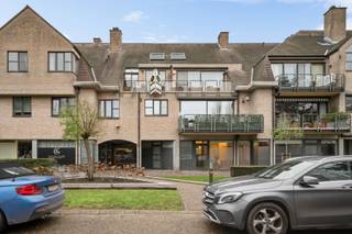 Gelegen in het centrum van Schilde bevindt zich dit ruim duplex appartement van ca. 210 m² op de 2 de verdieping in een gebouw met lift.Indeling:...