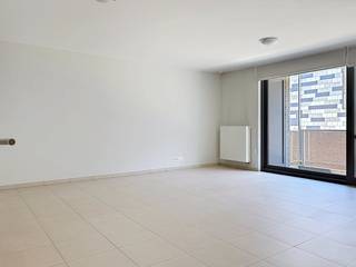 Prachtig en lichtrijk 1-slaapkamerappartement in hartje Waregem!<br />Op zoek naar een instapklaar, stijlvol afgewerkt appartement op een toplocatie? Dan is dit iets voor u! <br /><br />INDELING:<br />- inkomhal<br />- gastentoilet<br />- woonkamer<br />- keuken<br />- aansluitende berging<br />- slaapkamer <br />- badkamer met inloopdouche en dubbele lavabo <br />- gezellig terras met opbergruimte <br /><br />ALGEMEEN: <br />- autostaanplaats verplicht bij te huren : €50/maand<br />- hartje Waregem<br />- lichtrijk <br /><br />De snelste manier om een bezoek te brengen aan deze woning? <br />Vraag je bezoek aan via de rode knop op onze website (www.dewaele.com) en je wordt gecontacteerd door onze makelaar. <br />Telefonisch kunnen er geen afspraken gemaakt worden. <br />Bij andere vragen kun je ons telefonisch contacteren via 056 605 605.<br /><br />