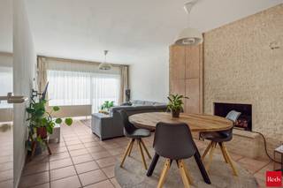 <p>We treffen dit schitterend onderhouden appartement op de rustige Grote Dries, aan de rand van de Buizegem-wijk. Het dak en de terrassen van het gebouw werden reeds gerenoveerd en in 2018 kreeg het appartement volledig nieuw schrijnwerk. Mooie documentatie: conforme elektriciteit, asbestveilig en een schitterend EPC van 126 kWh(m²jaar). Het appartement ligt op de tweede verdieping en er is geen lift, beperkte gemeenschappelijke kosten. Indeling:</p>
<p>Vanuit de ruime inkomhal kunnen we naar twee slaapkamers aan de achterzijde van het gebouw. Er is ook nog een derde kamer die bv. perfect dienst kan doen als logeerkamer, bureel, dressing of hobbykamer (geen raam naar buiten). Er is een apart toilet en de badkamer is uitgerust met een dubbele lavabo en een inloopdouche. De woonkamer (met sierhaard) biedt mooi open en groen zicht en het aansluitende terras is perfect georiënteerd op het zuidwesten. De keuken is volledig uitgerust.</p>
<p>Het appartement beschikt verder over een privatieve kelderberging en er is een gemeenschappelijke fietsenberging in het gebouw.</p>
<p>Plannen en documentatie te vinden op www.reds.be. Voor meer informatie of een bezichtiging, neem gerust contact op met Daniël via mail (daniel@reds.be) of telefoon (0475.25.30.64).</p>
