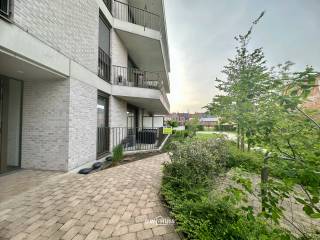 Bent u op zoek naar een gemeubeld (nieuwbouw) appartement met één slaapkamer, terras en ondergrondse autostaanplaats, nabij het centrum van Sint-Niklaas? Lees en kijk dan snel even verder! <br /><br />Dit appartement is landelijk gelegen, nabij het centrum van Sint-Niklaas. In een nieuwe verkaveling én in een doodlopende straat. Hier is geen doorgaand verkeer, énkel toegestaan voor bewoners. Dit appartement is voorzien van een ruim terras, een ondergrondse autostaanplaats (P44) én er is zonnewering voorzien aan de ramen van het appartement. <br /><br />Indeling: lichtrijke living met open keuken die voorzien is van alle nodige toestellen en comfort. Berging met hoogrendementsketel en met aansluiting voor het wasmachine en de droogkast. Badkamer met inloopdouche en lavabomeubel. Gastentoilet. Ruime slaapkamer met zonnewering. Gezellig terras (aansluitend aan de woonkamer). <br /><br />Dit betreft een gemeubelde verhuur dus alle meubels zullen mee opgenomen worden in de plaatsbeschrijving.<br /><br />Dit appartement is beschikbaar vanaf 01.12.2026.<br />De gemeenschappelijke kosten zijn inbegrepen in de huurprijs.