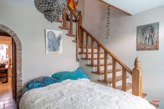 Geen zin in strak, koel en modern, maar eerder fan van charmant wonen? U vraagt, wij draaien. Of wat dacht je anders van die authentieke elementen zoals de kloostervloer, houten deuren en marmeren schouwmantel? <br /><br />En oké, het is geen nieuw huis. Dat snap jij ook. Op termijn kan ‘ie dus heus wel een frisse update gebruiken, maarrr het fijne is: niets moet, alles mag. Je kan er namelijk zo in, en dan op eigen tempo aan de slag. <br /><br />Indeling:<br />Gezellige binnenkomer, zo’n open inkomhal met trap naar boven. En ook lekker ruim, want zoals je op de foto’s kan zien: er past een tweepersoonsbed in. Misschien een iets té hartelijk ontvangst voor je gasten, maar you get the point, toch? <br /><br />Ook de woonkamer is een fijn formaat. Niet té groot, maar warm en gezellig. Aansluitend werd later een veranda aangebouwd. Van zodra het zonnetje schijnt in ’t voorjaar, kan je de dubbele deuren open gooien en haal je de zon zo de woonkamer in. Ook de keuken is nog een gouwe ouwe: een tikje klassiek misschien, maar ga al eens met een verfborstel aan de slag, en het ziet er plots al helemaal anders uit. Verder is het echt familiekeuken, want er is meer dan voldoende ruimte om ’s ochtends met het hele gezin te tafelen. Naast de keuken is trouwens nog een grote kelder, dus ideaal voor de voorraad. <br /><br />Achteraan is trouwens een gastentoilet, met aansluitend een extra douchekamer. Hier zijn ook de aansluitingen voor wassen en drogen aanwezig.<br /><br />Boven zijn 3 slaapkamers, waarvan 2 voorzien werden van een kastenwand. Verder zijn er nog extra kasten in de gang, dus die rommeltjes krijg je wel kwijt. En tenslotte hebben we nog de badkamer. Oké, die is blauw. Niet iedereen z’n ding, dat snappen we best. Maar past prima in ’t plaatje, toch? Hier is een bad, wastafel en toilet. By the way: de badkamer is toegankelijk via de grote slaapkamer, maar ook via de hal. <br /><br />De tuin is een typische allemansvriend: niet té groot, maar wel een fijn plekje om te vertoeven.<br />De auto(’s) zet je droog in de garage of carport.