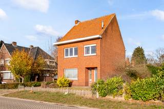 Deze ruime en zeer goed onderhouden half open bebouwing met rijkelijk veel lichtinval door de talrijke raampartijen, is gelegen op een rustige en zeer gunstige ligging, op wandelafstand van o.a. een kleuterschool, basisschool en park de kiosk.

Verder is deze woning gelegen op een boogscheut van enkele winkels, supermarkten, bakkers, apotheek, tal van sportfaciliteiten, horeca, fiets -en wandelroutes, zo ook is recreatiedomein de Keiheuvel vlakbij gelegen.

Doch bovendien is deze woning ook zeer strategisch gelegen bij allerlei invalswegen richting Mol-centrum, Balen-centrum, Lommel, Geel, Dessel, enz…

Verdere troeven van deze woning :
•	Niet gelegen in overstromingsgebied, geen asbest in de woning
•	Garage aan de woning
•	Benedenverdieping grotendeels voorzien van rolluiken
•	Slaapkamers voorzien van rolluiken en vliegenramen
•	Praktische woning met veel inbouwkasten en opbergmogelijkheden

Kortom een woning met zeer veel mogelijkheden dat zeker een bezoek waard is.

Bouwgrond rechts voor half open bebouwing optioneel bij aan te kopen! 

Voor verdere informatie kan U steeds terecht op ons kantoor. 014/82.15.15.
