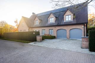 In het doodlopende en rustige Schouteerpark te Destelbergen bevindt zich deze prachtige landelijke villa met een bruikbare vloeroppervlakte van...