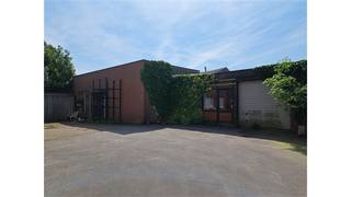 <p>Een ruime te renoveren woning met een afgewerkte zolderverdieping bestaande uit een woonkamer, ingerichte keuken, 1 slaapkamer, badkamer, bergplaats, terras.  Het gelijkvloers en eerste verdieping zijn te renoveren.  Achter de woning is er een ruim bijgebouw dat nu als opslagruimte wordt gebruikt.</p><p>Het pand is gelegen in agrarisch gebied, dagvaarding, geen voorkooprecht, geen verkaveling.</p>