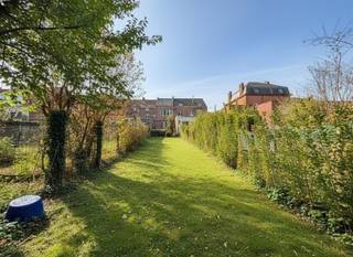 <p><span>Rebecq, dans le centre ville, belle maison de maitre proposant un grand espace modulable au rez de chaussée et un beau logement à l'étage. La maison se compose d'un hall d'entrée carrelé vers une belle pièce de 13 m² carrelée. Grand espace de 38 m² carrelé vers la terrasse et le jardin. Magnifiques caves dont cellier, buanderie et chaufferie avec accès au jardin. Toilette séparée. A l'étage, bel espace séjour de 38 m² avec cuisine ouverte. Chambre carrelée de 15 m² avec vestiaire et techniques. Toilette séparée. A l'étage supérieur, 2 belles chambres de 20 et 11 m² sous plancher stratifié et salle de bain composée d'une baignoire et de deux éviers. Compteurs électriques individuels. 2 chaudières Buderus. Toiture renouvelée. Électricité renouvelée. Adoucisseur d'eau. CC au gaz. Double vitrage pvc. Caméras. PEB D. Faire offre à partir de 295.000€. Infos et visites au 02/355.50.55. </span></p>