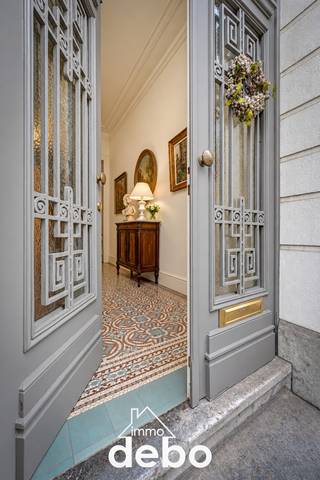 <strong>Een woning met karakter, charme en verrassend veel ruimte!</strong><br />Achter deze karaktervolle gevel ontdek je een ruime burgerwoning met hoge plafonds, authentieke elementen en een warme uitstraling.<br />Het gelijkvloers verwelkomt je met een gezellige leefruimte, eetplaats en keuken, met aansluitend een aangename stadstuin waar het heerlijk vertoeven is.<br />Met maar liefst 5 slaapkamers, een zolder, kelder en extra bergruimte biedt deze woning tal van mogelijkheden.<br />De bovenverdiepingen vragen een grondige renovatie, maar bieden tegelijk de kans om hier een prachtige thuis te creëren, helemaal naar eigen smaak.<br />Een huis met een ziel, boordevol potentieel, op wandelafstand van alles wat Izegem te bieden heeft!<br />Kom de charme en mogelijkheden zelf ontdekken!<br /><strong>Een bezoek plannen? Contacteer Katrien op 0495 53 48 65.</strong><br />