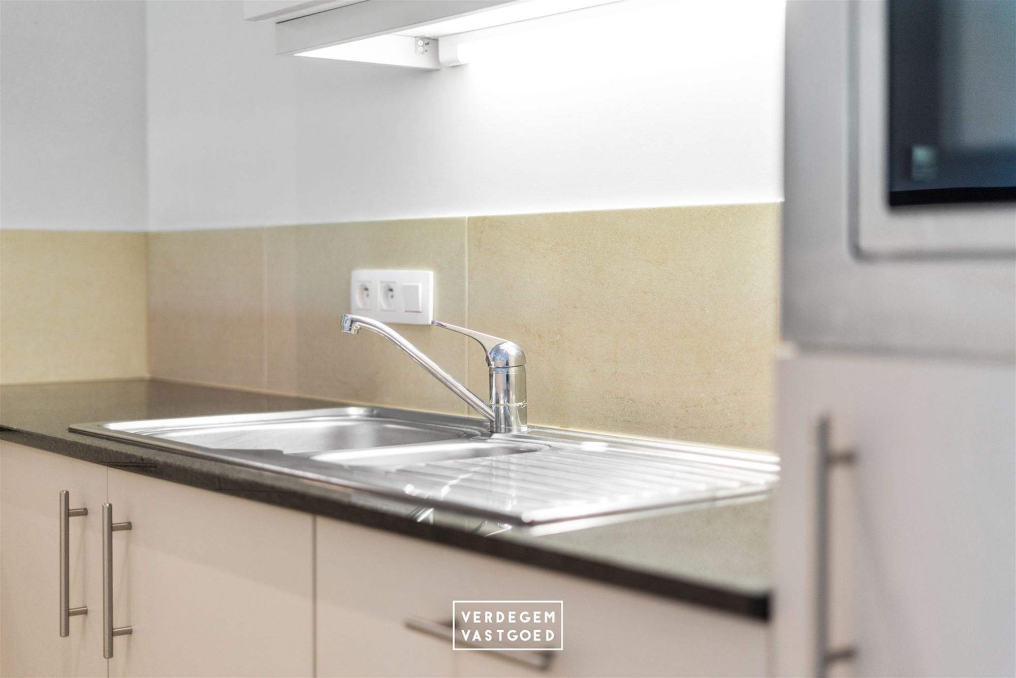 Gelijkvloers service-appartement met autostaanplaats - foto 4