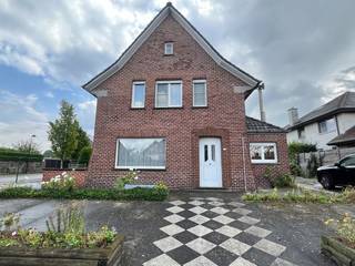 Alleenstaande woning te koop in Kuurne met ruime tuin, 3 slaapkamers en een topligging.De prijs werd recent verlaagd van €295.000 naar een vanafprijs...