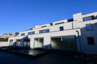 Ruim gelijkvloers appartement met 2 slaapkamers ! Indeling : Inkomhal ,  2 slaapkamer , badkamer  , apart toilet , berging , woonkamer met open...