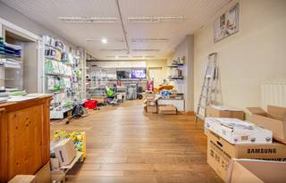 Dit pand met zijn 50 meter straatbreedte leent zich perfect voor uw volgende project, handelszaak of appartementsbouw... Met zijn 500 m² (bruto vloeroppervlakte volgens het EPC) zijn er heel wat mogelijkheden. Multifunctioneel handelspand in centrum Hamme vlakbij grootwarenhuizen, gezellige winkelkern, openbaar vervoer,.... Voor meer informatie, contacteer Apers Taghnee via <strong>taghnee@kmovastgoed.be of via +32 475 42 89 58</strong>.<strong> </strong><br />Dit pand met zijn 50 meter straatbreedte leent zich perfect voor uw volgende project, handelszaak of appartementsbouw... Met zijn 500 m² bruto vloeroppervlakte volgens het EPC zijn er heel wat mogelijkheden. <br /><br />Indeling:<br />-Inkomhal met etalageruimte, handelspand, kassatoog,.... (heeft jarenlang dienst gedaan als succesvolle elektrozaak)<br />-Achteraan het pand een zéér groot magazijn met werkruimte met aparte toegang<br />-Boven het winkelpand vinden we een zéér ruim, te renoveren appartement. <br />-50 meter straatbreedte<br />-Vlakbij het commerciële centrum van Hamme, vlakbij winkels zoals Delhaize, Action, Jysk, Kruidvat, Aldi,...<br /><br />-Electriciteit is niet conform het AREI<br />-EPC NR : label F<br />Het perceel te Hamme, afdeling 2, sectie B, met perceelnummer 0829NP0000 bevindt zich niet in een risicozone voor overstromingen, G-score: B P-score: B.<br />Stedenbouwkundige inlichtingen: woongebieden, geen verkavelingsvergunning, geen rechterlijke herstelmaatregel of bestuurlijke maatregel opgelegd.<br /><br /><br />Kortom een project met heel wat mogelijkheden! Wil u deze kans niet missen. Contacteer ons dan vandaag nog!<br />Voor meer informatie kan u terecht bij Taghnee Apers via taghnee@kmovastgoed.be of via 0475 42 89 58.