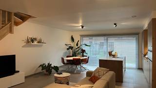 Deze woning in een rustige wijk beschikt op het gelijkvloers over volgende indeling: inkomhal met apart gastentoilet, een ruime leefruimte met...