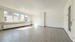 Bij ImmoFusion 7/7 “open huis” : klik op onze 3D-TOUR.<br />Ervaar vastgoed alsof u er zelf doorloopt!<br /><br />Bent u op zoek naar een instapklaar appartement met twee slaapkamers, een gunstig EPC-label en een conforme elektrische installatie? Dan is dit appartement op de tweede verdieping wellicht precies wat u zoekt. Dankzij de praktische indeling, de aangename leefruimtes en de centrale ligging combineert deze woonst comfort met een zorgeloze woonervaring.<br /><br />Bij het betreden van het appartement komt u terecht in de inkomhal die toegang biedt tot de verschillende ruimtes van het appartement. Vanuit de hal bereikt u de lichtrijke leefruimte waar wonen en eten naadloos in elkaar overvloeien. De grote raampartijen zorgen voor een aangename natuurlijke lichtinval en creëren een warme, uitnodigende sfeer.<br /><br /><br /><br />Dankzij het gunstige EPC-label C geniet u van een energiezuiniger appartement, terwijl de conforme elektrische keuring bijkomende zekerheid biedt voor de toekomstige eigenaar.<br /><br />Pluspunten:<br />- Appartement op de tweede verdieping<br />- 2 volwaardige slaapkamers<br />- Lichtrijke leefruimte<br />- Praktische indeling<br />- EPC-label C<br />- Conforme elektrische installatie<br />- Instapklaar<br />- Centrale ligging<br />- Ideaal voor eigen bewoning of investering<br /><br />Maatregelen opgenomen in het Maatregelenregister: nee<br /><br />Voor een bezichtiging ter plaatse of meer info, bel ons op 078/78.78.70, of kom gewoon binnen op ons kantoor, steeds welkom!