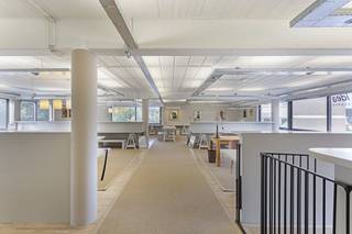 Contacteer ons voor meer info en/of maak een afspraak voor een bezoek via 02 267 60 75 Wij bieden een unieke kans aan om eigenaar te worden van een prachtig onderhouden showroom op een toplocatie. Deze showroom is ideaal voor ondernemers die op zoek zijn naar een representatieve ruimte om hun producten en diensten te presenteren.Kenmerken van de Showroom:- Oppervlakte: Ruime oppervlakte van 200m², geschikt voor diverse doeleinden.- Indeling: Moderne en flexibele indeling die eenvoudig aangepast kan worden aan uw specifieke wensen en behoeften.- Voorzieningen: Voorzien van alle benodigde faciliteiten, inclusief keuken en sanitaire voorzieningen.- Parkeerplaatsen: Ruime parkeergelegenheid beschikbaar voor klanten en medewerkers voor en achter het gebouw. Eveneens is er een garagebox aanwezig.- Toegankelijkheid: Uitstekende toegankelijkheid met zowel openbaar vervoer als belangrijke snelwegen in de buurt zoals onder andere de A12.Interesse?Contacteer Dewaele Strombeek en vraag een bezoekmoment aan !