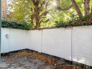 Zeer charmante authentieke herenwoning op één van de mooiste idyllische locaties in het centrum van Lier (Vismarkt). Men kijkt uit op de Binnennete en de verlichte bruggetjes. Buiten deze enorme troef is het maar mooi meegenomen dat alles zich op wandelafstand bevindt. Wat de indeling betreft: mooie inkom met gastentoilet en toegang tot de droge kelder met wasplaats. Vooraan bevindt zich de keuken en een eetplaats die uitgeven op een patio van 5 m². Achteraan, met toegang tot een groot terras/binnentuintje kan men de ruimte gebruiken als bureau, extra zitplaats of slaapkamer. Het terras (30 m²) is ingesloten, zuidwestelijk georiënteerd en omgeven door groen. Een grote leefkamer strekt zich uit over de 1ste verdieping. Op de tweede verdieping vinden we een zeer ruime slaapkamer en een badkamer met inloopdouche, ligbad en dubbele wastafel. Het toilet is apart. De derde verdieping bestaat uit een mezzanine met aansluitend een slaapkamer. Bijna alle vloeren bestaan uit parket of plancher. Voor inlichtingen of een bezoek: 0472/250.280. Stedenbouwkundige inlichtingen in aanvraag.