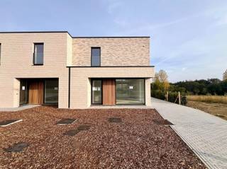 <p><span>Situated on a nature reserve, near the village center of rural Korbeek-Dijle and with a perfect connection to both Leuven and Brussels and other connecting roads, we are honored to offer for sale this modern and timeless new construction project. </span></p><p><span>This contemporary and energy efficient new construction project has been realized by a renowned construction company and concerns 6 semi-detached houses and 1 open house. <br />This newly built house with a facade width of 9 m is situated on a plot of 287 m² and has a living area of 165 m². In a modern and timeless architectural style, this home is finished to a high standard and equipped with all modern living comforts, being underfloor heating throughout, heat pump, solar panels and so much more. This energy efficient property comprises on the ground floor an entrance hall, a guest toilet, a practical storage room, a spacious living room with adjacent dining area with open kitchen which provides access to the garden with terrace of 19 m² where it is lovely to relax. The second floor comprises a bathroom, a separate toilet, a technical storage room and 3 bedrooms. </span></p><p><span>In short, a real opportunity for people who want to live energy efficiently, timelessly, luxuriously and comfortably surrounded by the peace and greenery of the Dyle valley. A unique opportunity! </span></p><p><span> </span></p>