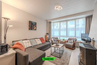Dit instapklare gelijkvloersappartement in een kleinschalige residentie in Gentstraat 7 werd volledig gerenoveerd en combineert hedendaags comfort met een uitstekende energiezuinigheid (EPC A – 100 kWh/m²!!). Met een bewoonbare oppervlakte van 87 m² is dit een ideale woonst voor zowel eigen gebruik als investering.<br /><br />Het appartement is gelegen op een toplocatie pal in het centrum vlakbij centrum, strand, park, vernieuwd casino en openbaar vervoer!<br /><br />Bij het binnenkomen merkt u meteen de frisse en moderne afwerking op: nieuwe vloeren, vernieuwde plafonds, volledig geschilderd en uitgerust met een nieuwe keuken+badkamer en nieuwe ramen. Bovendien werden alle buitenmuren langs binnen geïsoleerd, wat bijdraagt aan het gunstige EPC. Daarnaast is ook de elektriciteit conform en is het appartement asbestveilig.<br /><br />De lichtrijke leefruimte beschikt vooraan over een gaskachel en wordt verder ondersteund door een warmtepomp (verwarming en koeling) met vier binnenunits, die bovendien op afstand bedienbaar zijn.<br /><br />Het appartement telt twee ruime slaapkamers en biedt daarnaast een terras/koer (met berging), ideaal voor buitenruimte en ontspanning.<br /><br />Opbergruimte is hier ruim voorzien:<br /><br />Zeer grote berging (voor fietsen op gelijkvloers)<br /><br />Extra buitenberging<br /><br />Kelderberging<br /><br />Als extra pluspunt kunnen de meubels worden overgenomen, wat deze eigendom nog aantrekkelijker maakt voor wie zorgeloos wil verhuizen of verhuren.<br /><br />Kortom, een volledig vernieuwd en energiezuinig appartement op het gelijkvloers, met veel praktische ruimte en moderne technieken.<br /><br />Voor meer informatie of een bezoek kunt u contact opnemen met Inti via inti@immofrancois.be<br /><br /> of 0499 74 89 74.<br /><br />