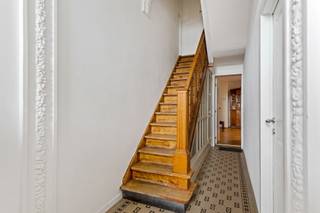 <p><span>Achter deze </span><span>authentieke en charmante gevel</span><span> schuilt een verrassend ruime woning die in </span><span>2015 volledig werd gerenoveerd</span><span>, met oog voor comfort en hedendaags woonplezier. Dankzij het </span><span>EPC-label B</span><span> en de </span><span>conforme elektrische keuring</span><span> geniet je hier van een energiezuinige en zorgeloze thuis.</span></p><p><span>De woning is vandaag ingedeeld als </span><span>twee volwaardige wooneenheden</span><span>, waardoor ze zich </span><span>perfect leent als kangeroewoning</span><span> of als woning met extra wooncomfort voor een groter gezin.</span></p><p><span>De </span><span>gelijkvloerse woonentiteit </span><span>beschikt over </span><span>1 à 2 slaapkamers</span><span>, een </span><span>leuke woonkamer met open keuken</span><span>, een </span><span>badkamer</span><span> en een </span><span>afzonderlijke berging</span><span>. Extra troef is de </span><span>gezellige zuidoostgerichte koer</span><span>, ideaal om in alle rust van de zon te genieten. Achteraan het perceel bevindt zich bovendien een </span><span>garage</span><span>, die kan dienen als extra opbergruimte of omgevormd kan worden tot een </span><span>hobby- of werkruimte</span><span>.</span></p><p><span>Op de eerste verdieping vind je een </span><span>lichtrijke woonkamer</span><span> met een </span><span>open, volledig uitgeruste keuken</span><span>. Vanuit de keuken heb je toegang tot een </span><span>aangenaam zuidoostgericht terras</span><span>, waar je volop kan genieten van de ochtend- en middagzon.<br />De tussenverdieping herbergt een </span><span>moderne badkamer</span><span> en een </span><span>afzonderlijk toilet</span><span>. Op de bovenverdieping bevinden zich </span><span>drie slaapkamers</span><span>, ideaal voor een gezin, thuiswerk of een extra hobbyruimte.</span></p><p><span>Daarnaast beschikt de woning over een </span><span>grote, ruime kelder</span><span>, die bijzonder geschikt is als </span><span>extra stockage-, was- of voorraadruimte</span><span> en zo bijdraagt aan het praktische comfort van de woning. </span></p><p><span>Kortom: een </span><span>instapklare en veelzijdige woning</span><span> met karakter, ruimte en tal van mogelijkheden.</span></p>